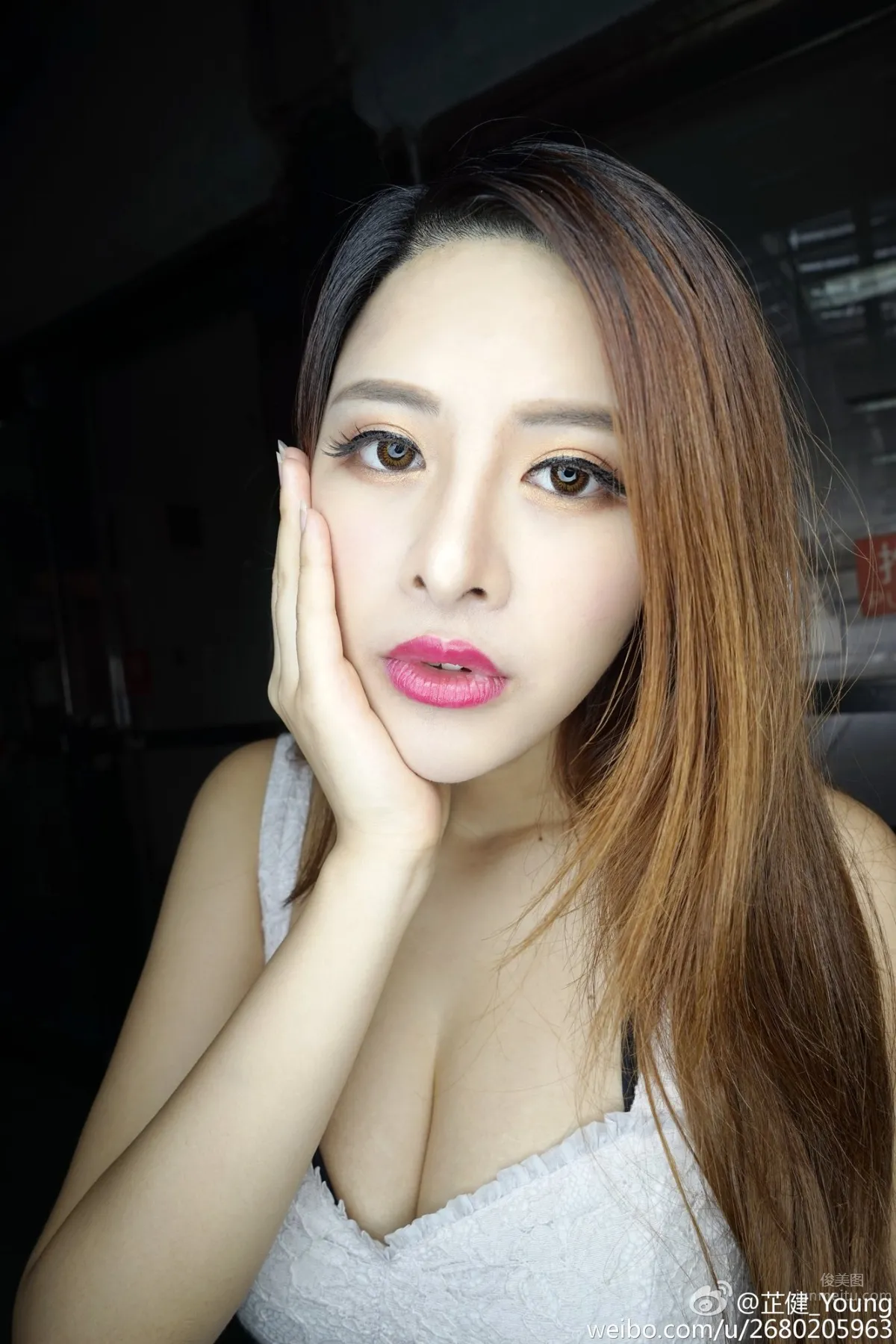 芷健Young- 艳丽赛车女郎美照_10