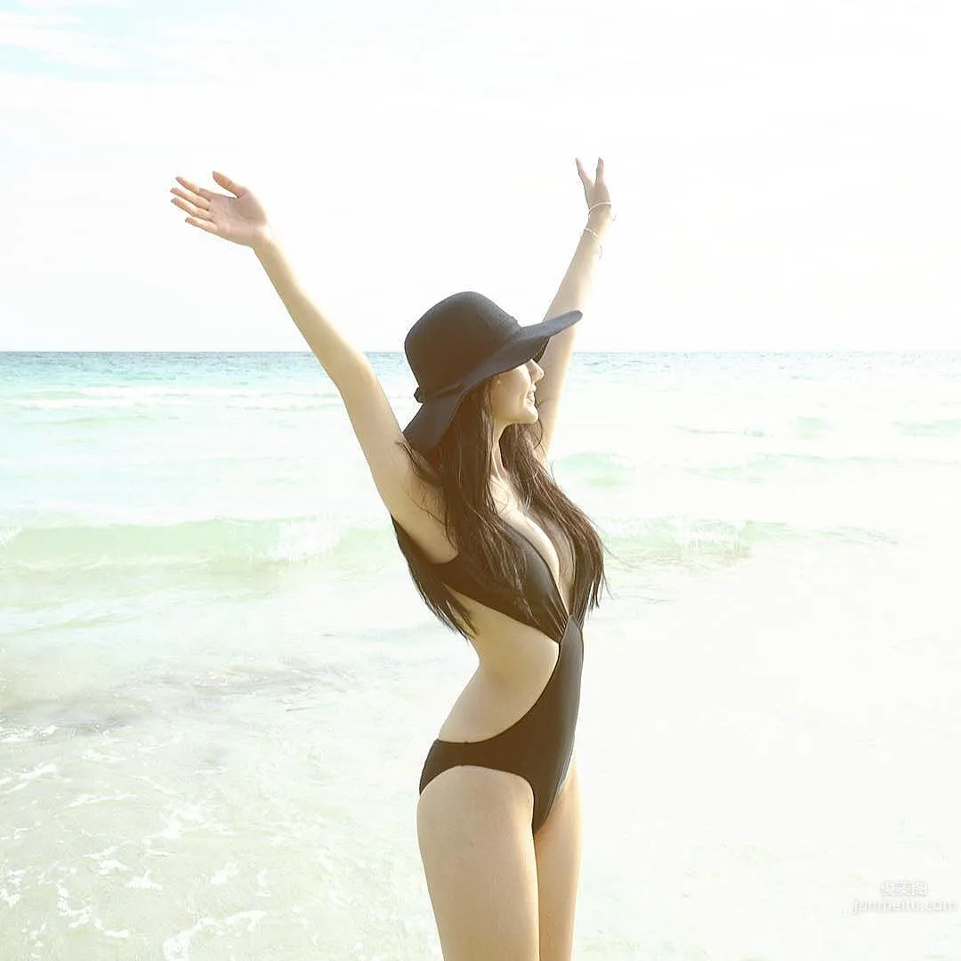 Katrina Liu Na, a Set of Swimsuit Photos That Will Make You Remember This Malaysian Beauty photo 9