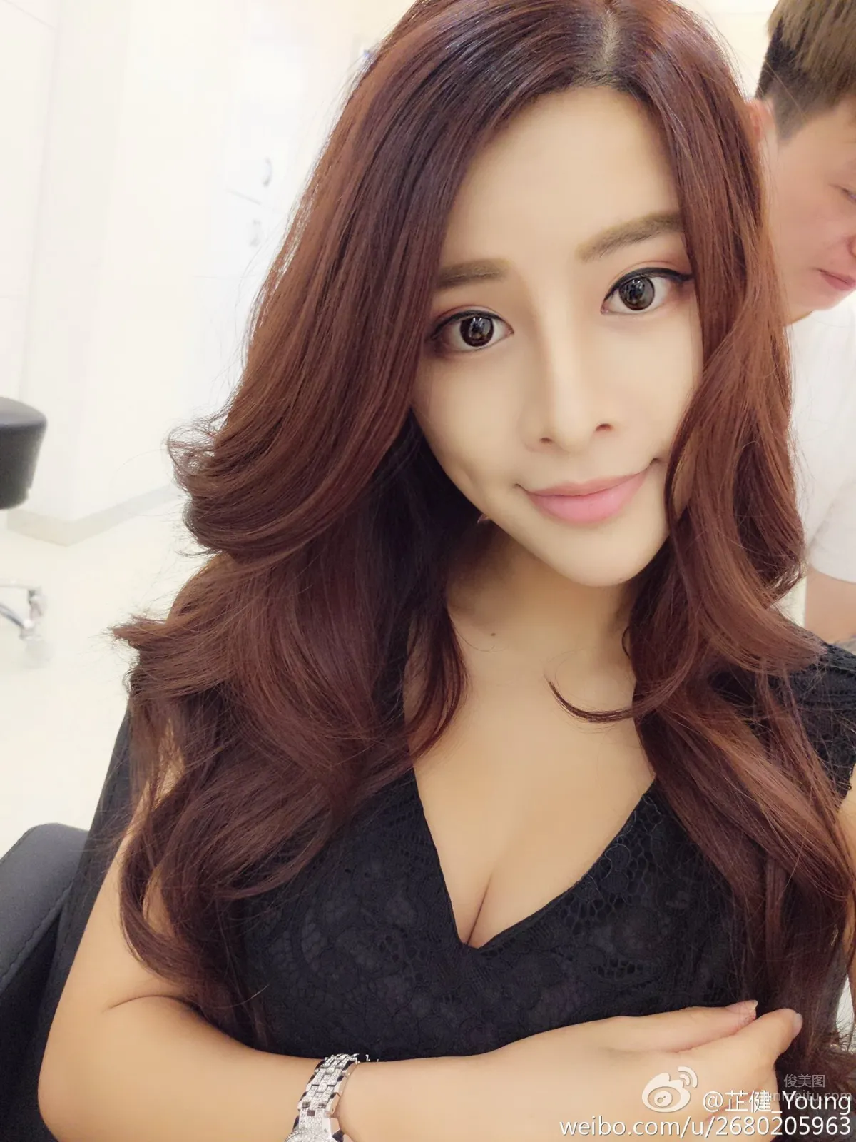芷健Young- 艳丽赛车女郎美照_8