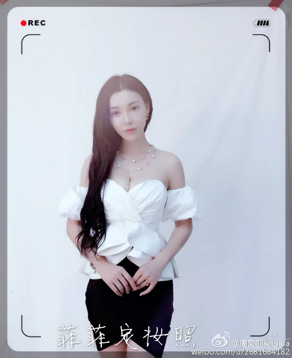 周文羽Angela- 童顔美女好身材私房美圖 1