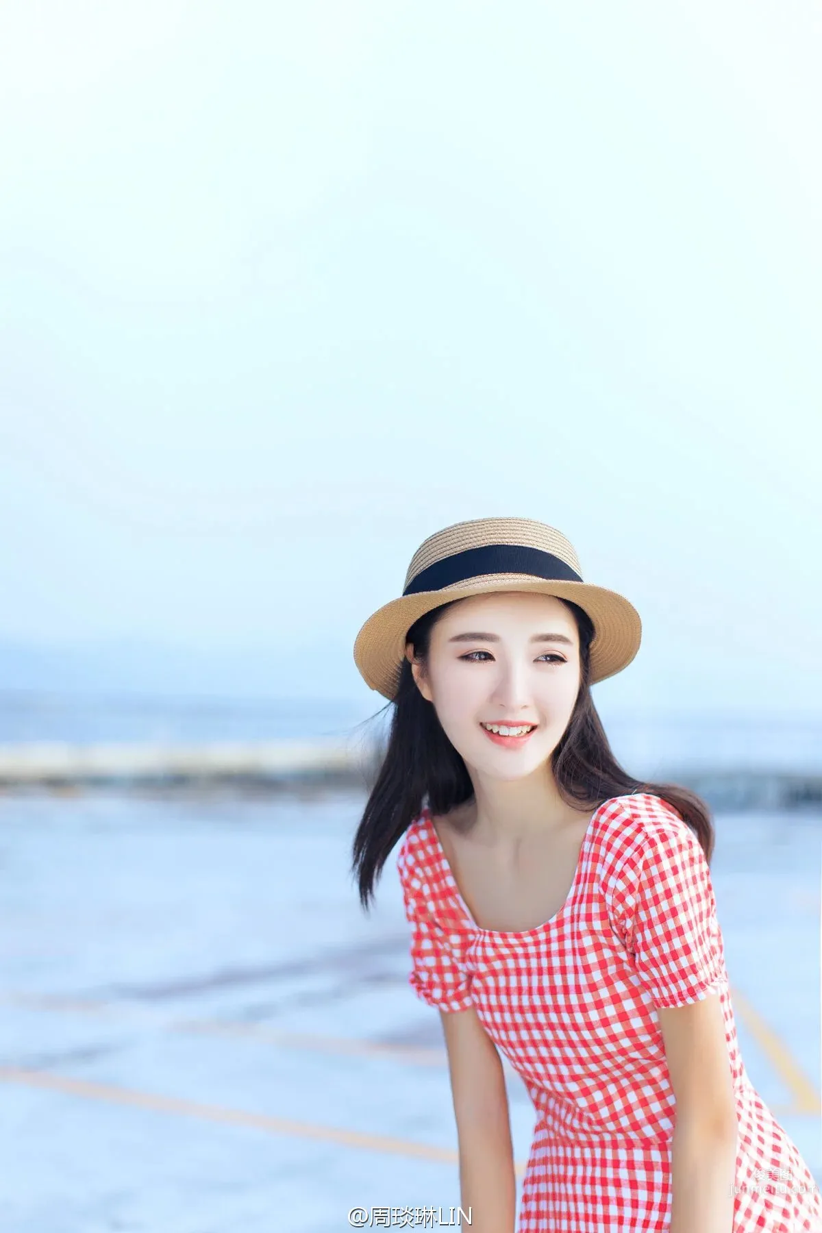 Zhou Yanlin - Fashionable Beautiful Legs Car Model Charming Photo photo 5