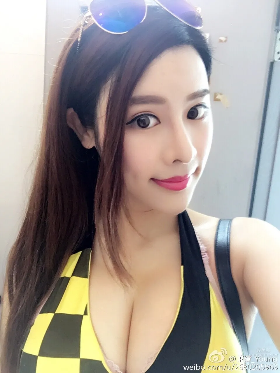 芷健Young- 艳丽赛车女郎美照_23