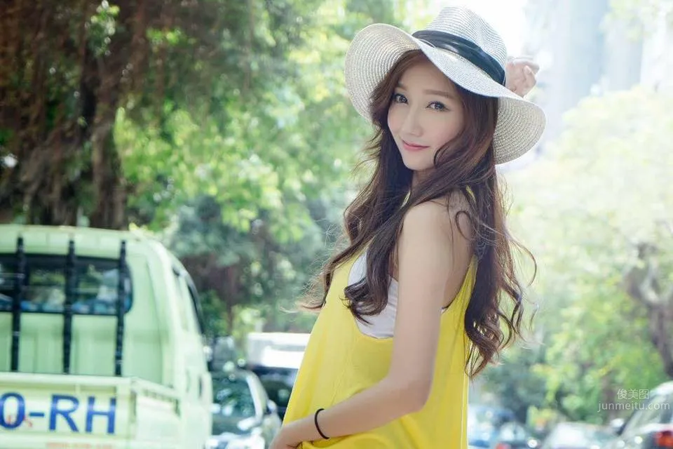 Chen Yijie Tina - 32C Long-Leg Car Model Private Shoot photo 2