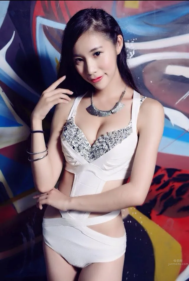 Amber Lin - Super Slim Sexy Dancer photo 3