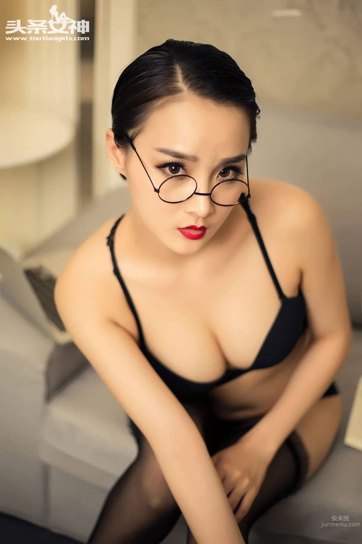 周营营- [TouTiao头条女神] 2016-06-30 黑丝内衣眼镜小秘书_2