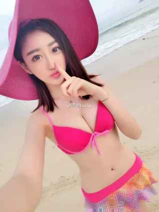李倩Lucky- 比基尼美照实在诱人
