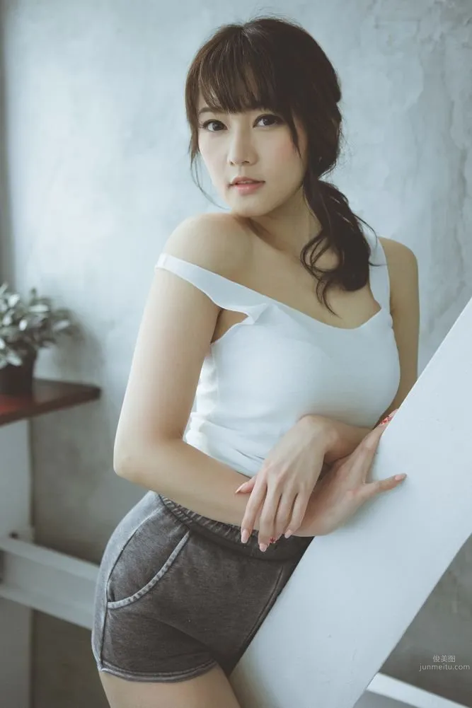 Lilian Kan, Flower on the High Peak Home Photo Set photo 6