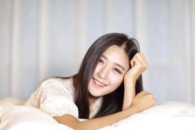 Zhou Yanlin - Fashionable Beautiful Legs Car Model Charming Photo photo 2