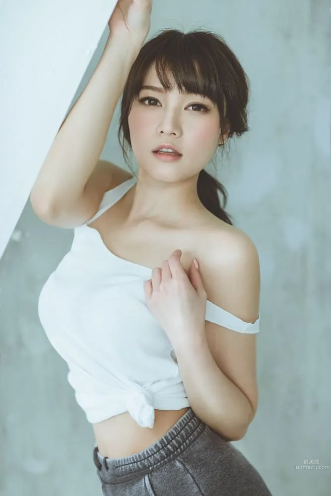 Lilian Kan, Flower on the High Peak Home Photo Set photo 7