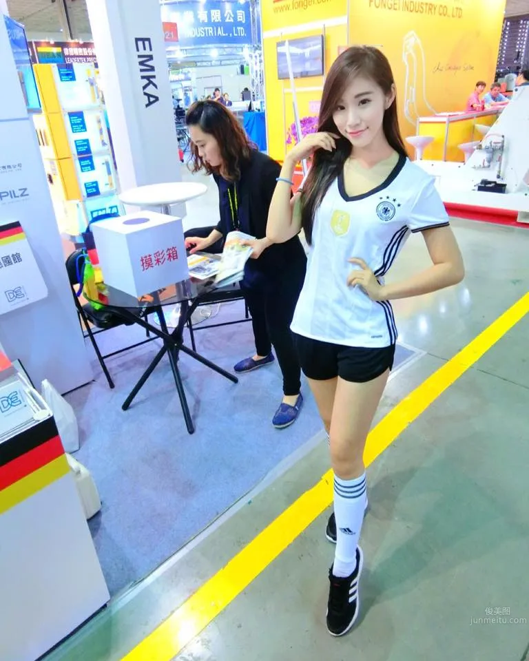 Amber Lin - Super Slim Sexy Dancer photo 12