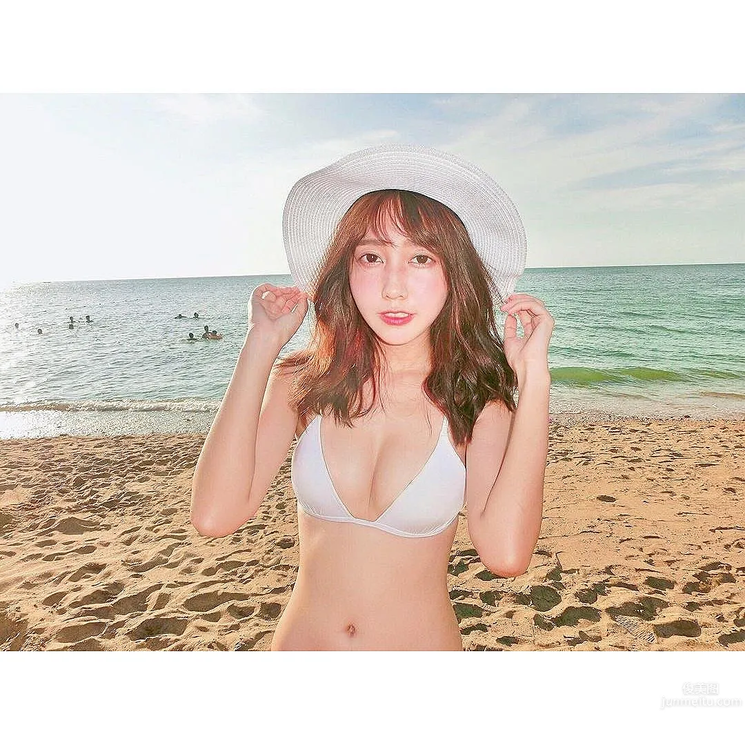 Xu Qingling, The Big-Eyed Beauty Who Walked Out of a Comic photo 2
