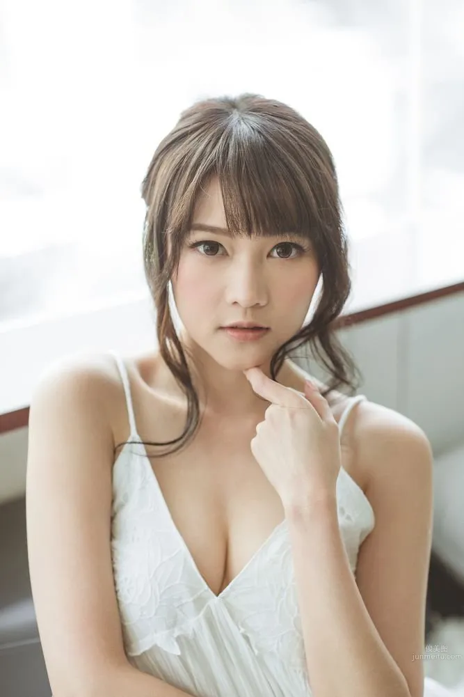 Lilian Kan, Flower on the High Peak Home Photo Set photo 3