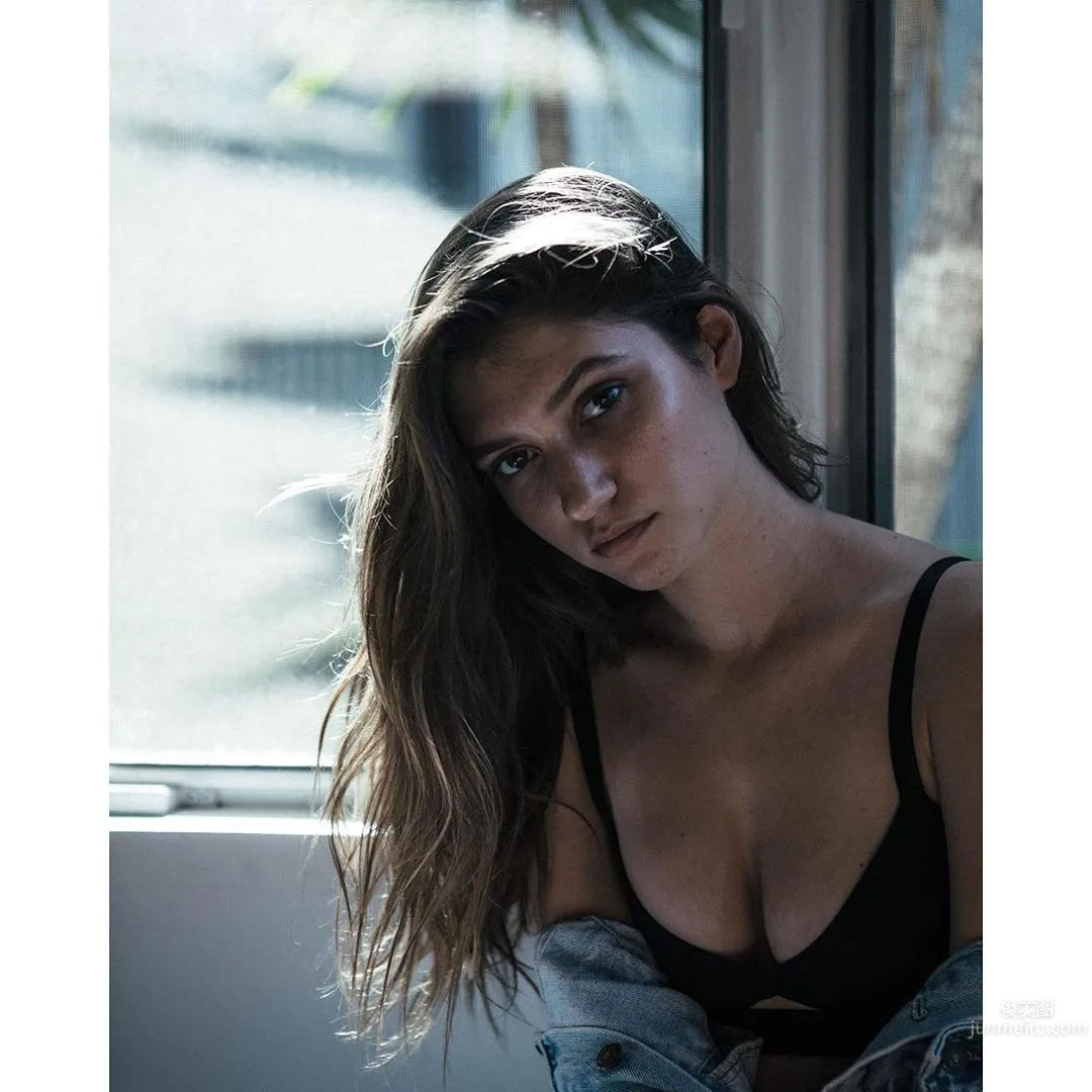 Elizabeth Elam- 小點女生性感比基尼出鏡 11