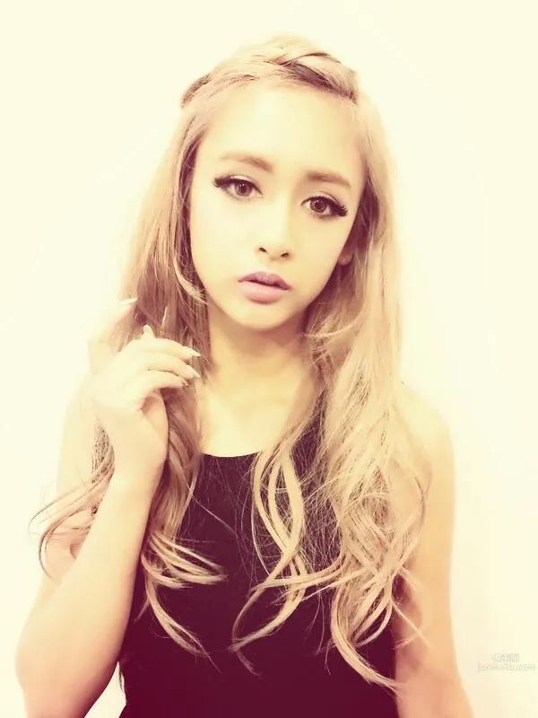 Anna Yano, Gyaru Style Astonishing Small Face photo 10