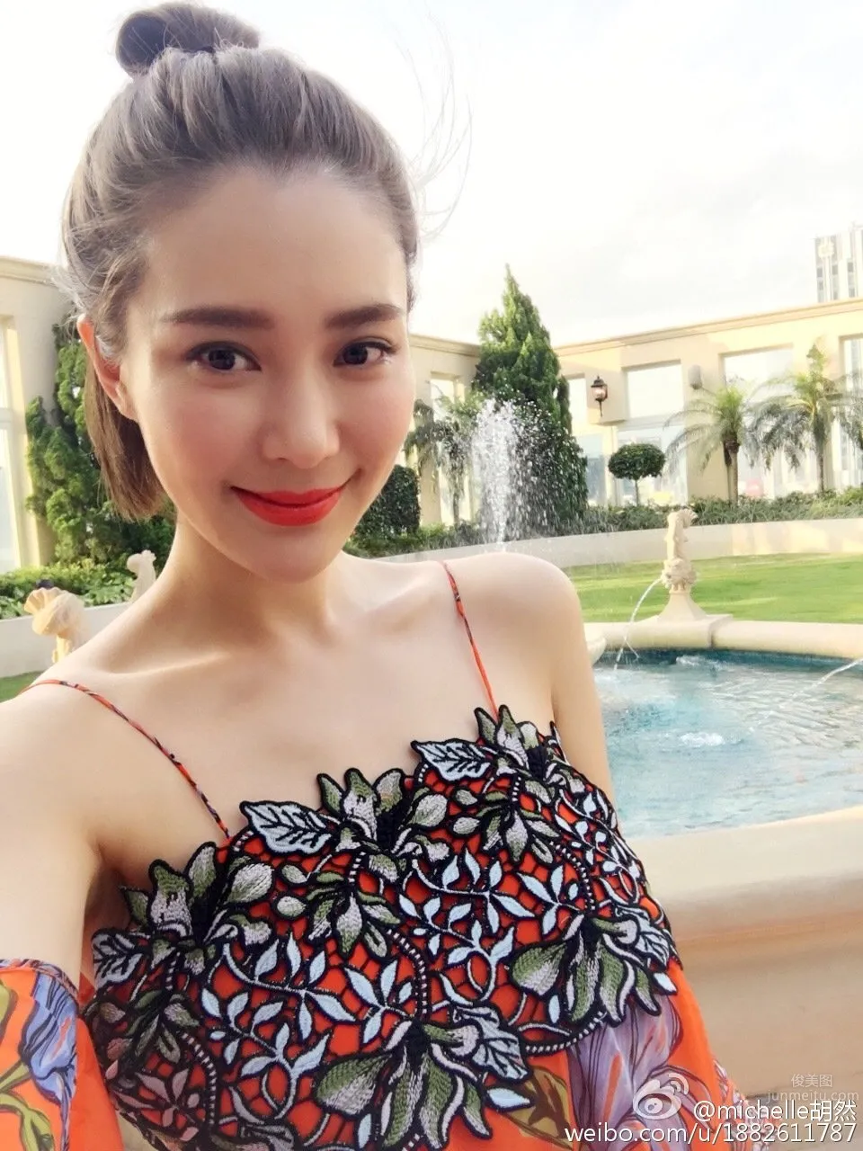 胡然- 短发气质美女微博私房照_6