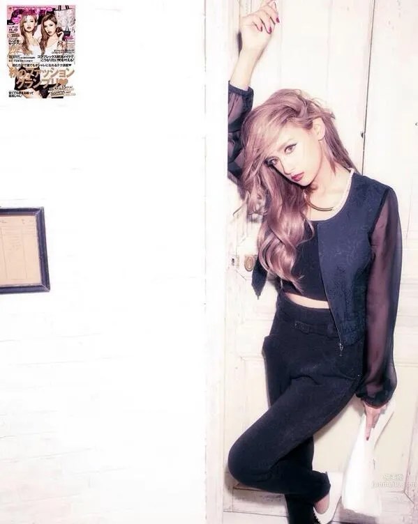 Anna Yano, Gyaru Style Astonishing Small Face photo 6