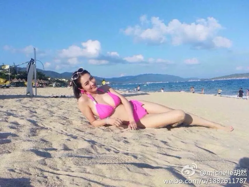 胡然- 短发气质美女微博私房照_19