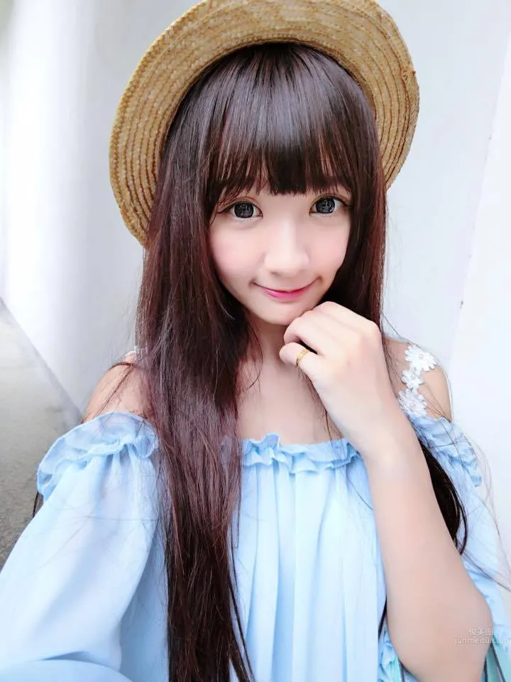 Mini Ami, Big-Eyed Model Who Looks Like a Doll photo 8