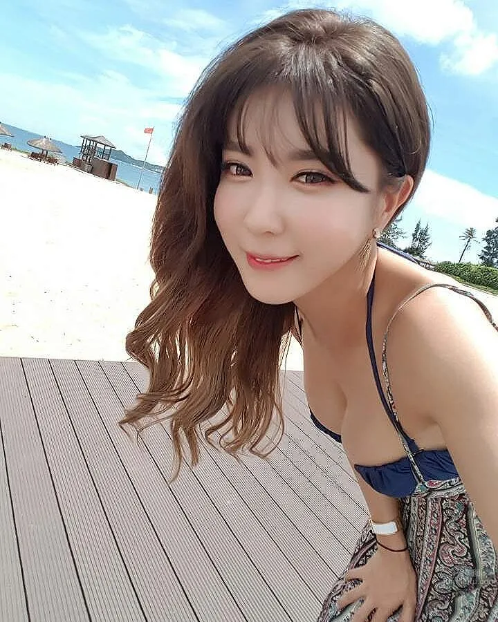 Heo Yun Mi - Off-the-Charts Looks Car Model Private Shoot photo 16