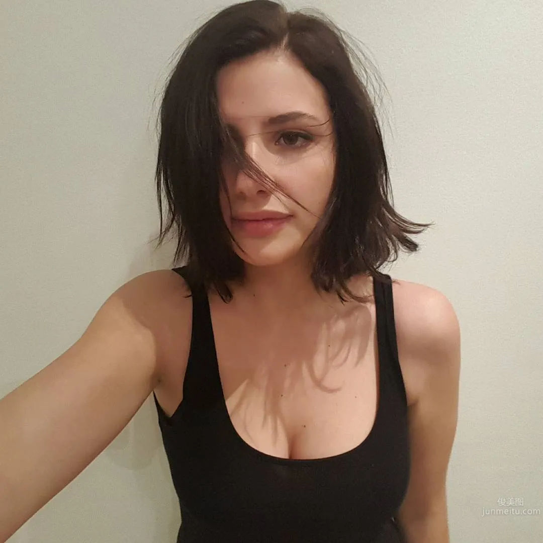 Miriam Giovanelli - 36D Devil Figure Sexy Photos photo 3