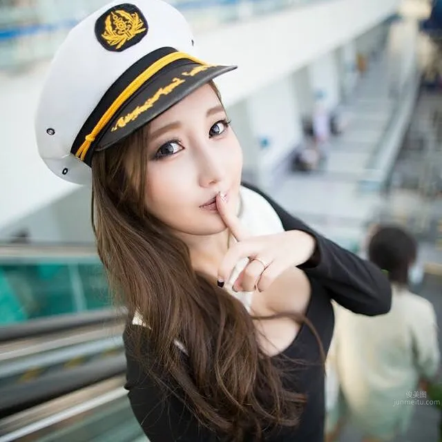 Shin Se Ha - Stunningly Beautiful South Korean Racing Queen photo 3