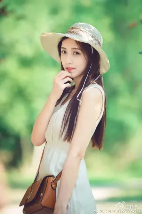呢行- 青澀妹子超養眼外拍寫真