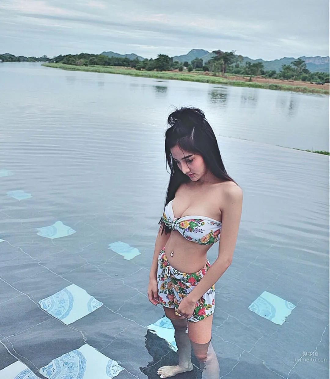 Zom Winkz - Bikini, Perky Charming Twin Peaks Show Off Her Figure photo 26