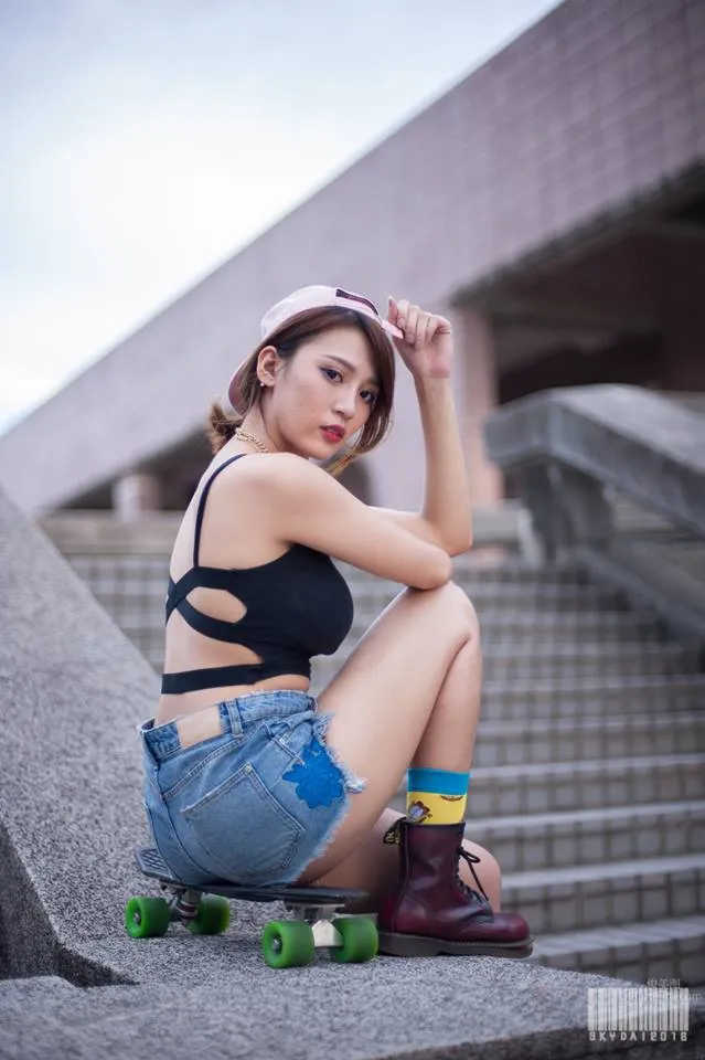 Sun Shasha, Taiwan Cello Music Talented Girl Beautiful Bust and Legs photo 8