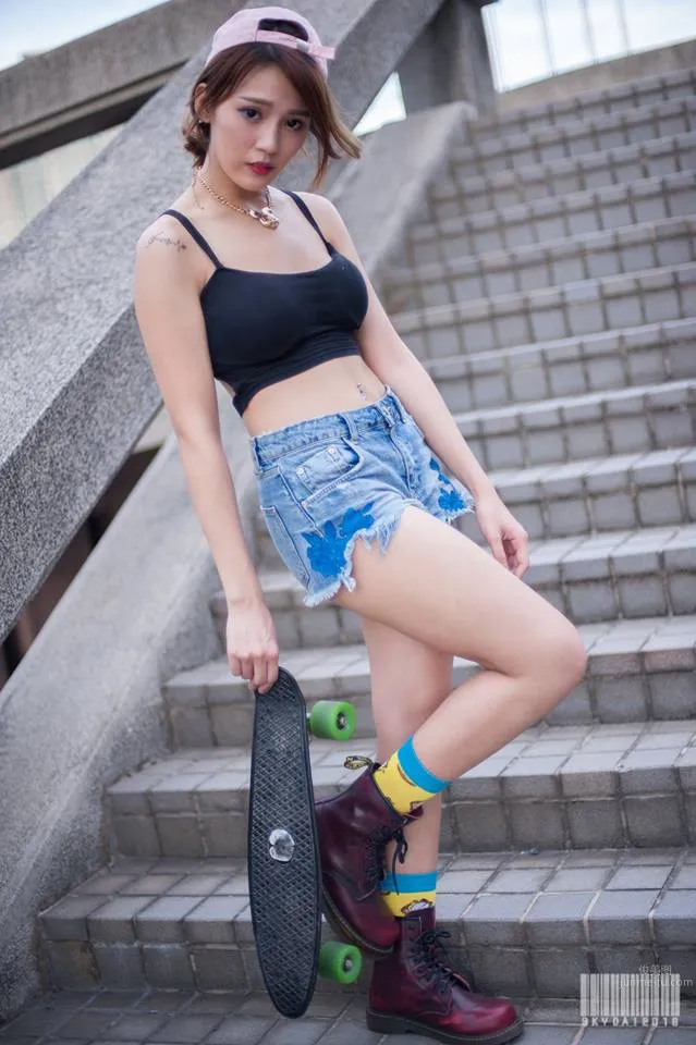 Sun Shasha, Taiwan Cello Music Talented Girl Beautiful Bust and Legs photo 6