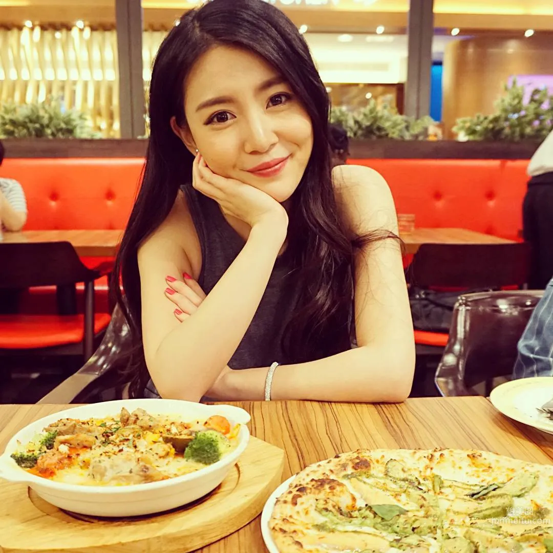 Nicole Wan - She Has a Pair of Clear Beautiful Eyes photo 1