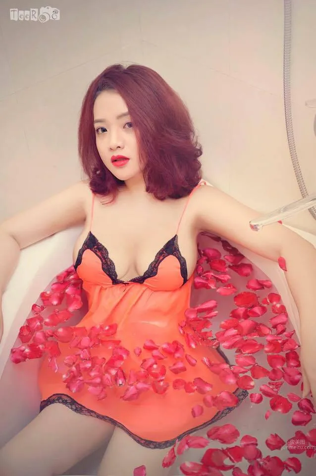 Cao Giang - These Heavy Breasts Do Not Need to Be Squeezed at the Base photo 3