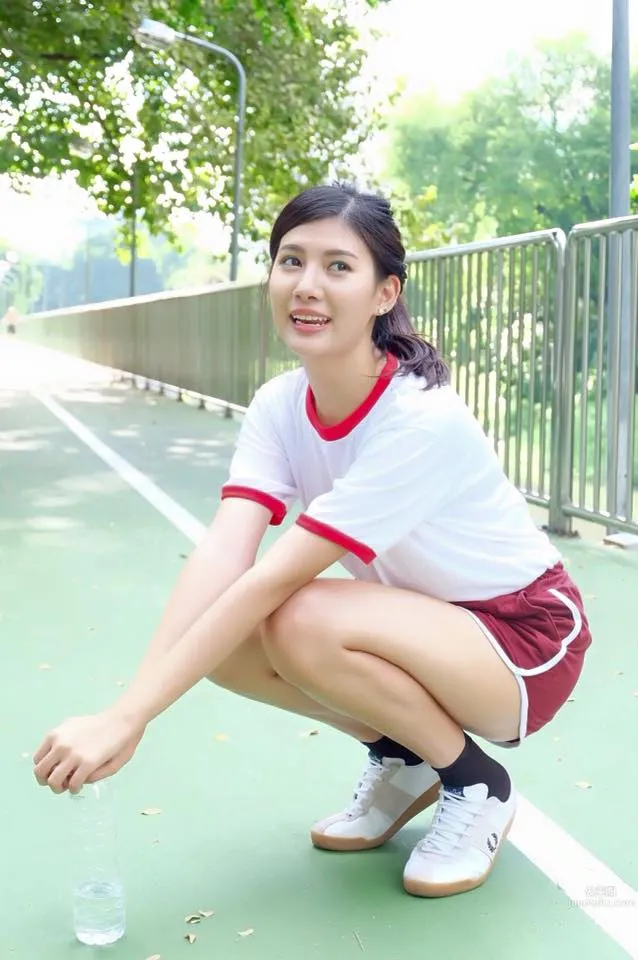 Oravee Luangvibbonporn, Thai Beauty Singer Whose Smile Drives Fans Crazy photo 2