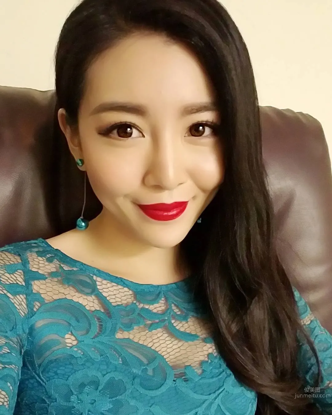 Nicole Wan - She Has a Pair of Clear Beautiful Eyes photo 3