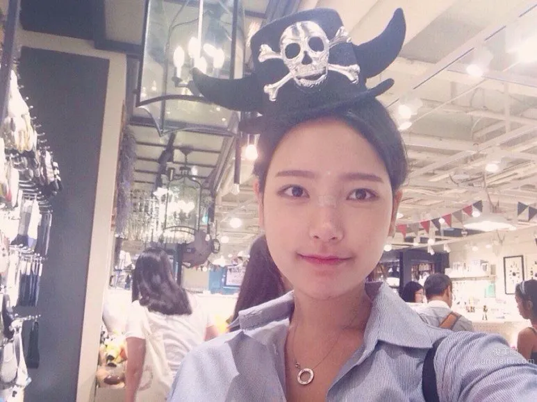 Betteralicee- 酒窩美女美妝私房照 49