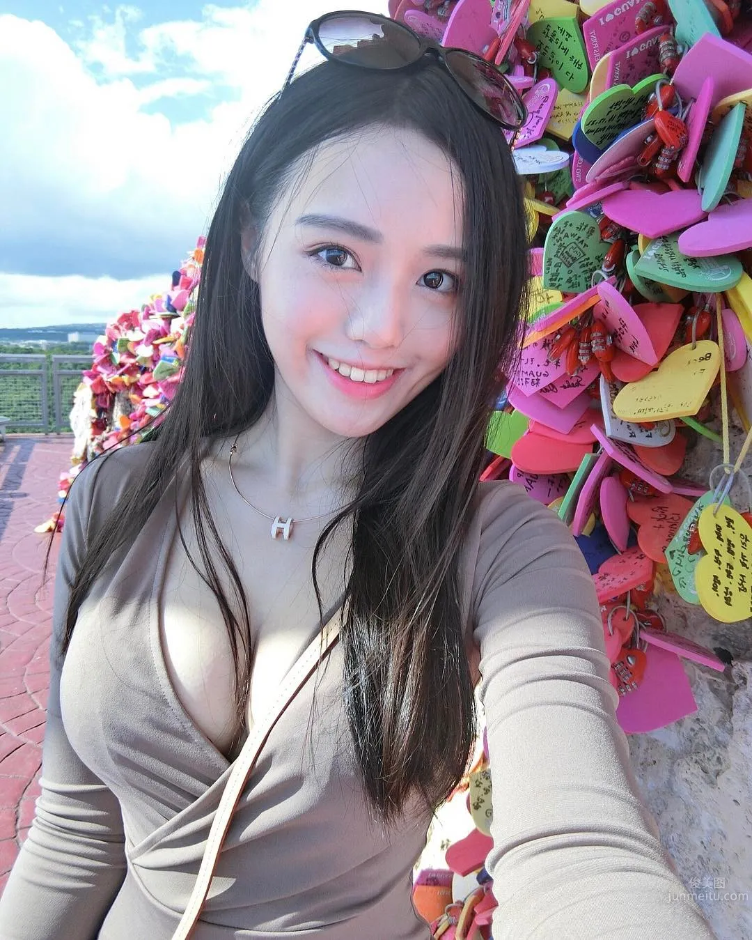 Debby Guanguan - A Good Figure Should Be Shown Off photo 1