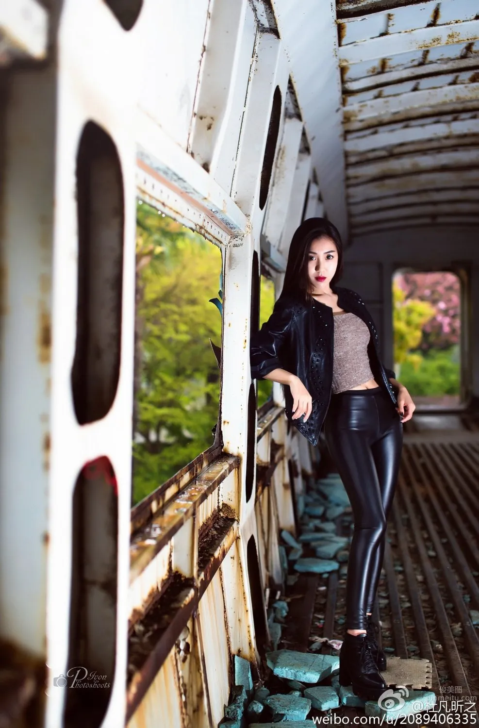 Dufan Xinzhi - Beautiful Campus Belle Outdoor Shoot Cold and Elegant Photos photo 4