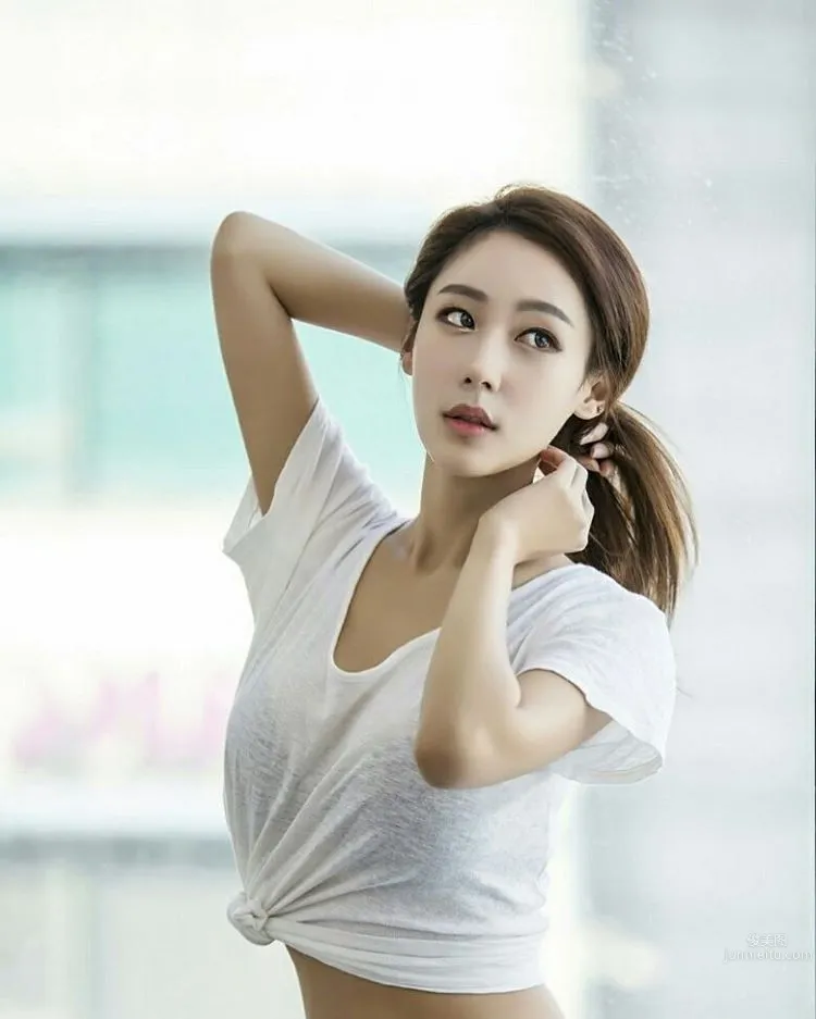 Kim Tae Hee (꽃태희) - South Korean Glamour Car Model with Amazing Figure and Face photo 7