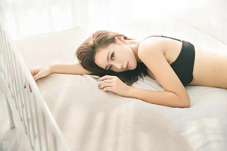 Kim Tae Hee (꽃태희) - South Korean Glamour Car Model with Amazing Figure and Face photo 15