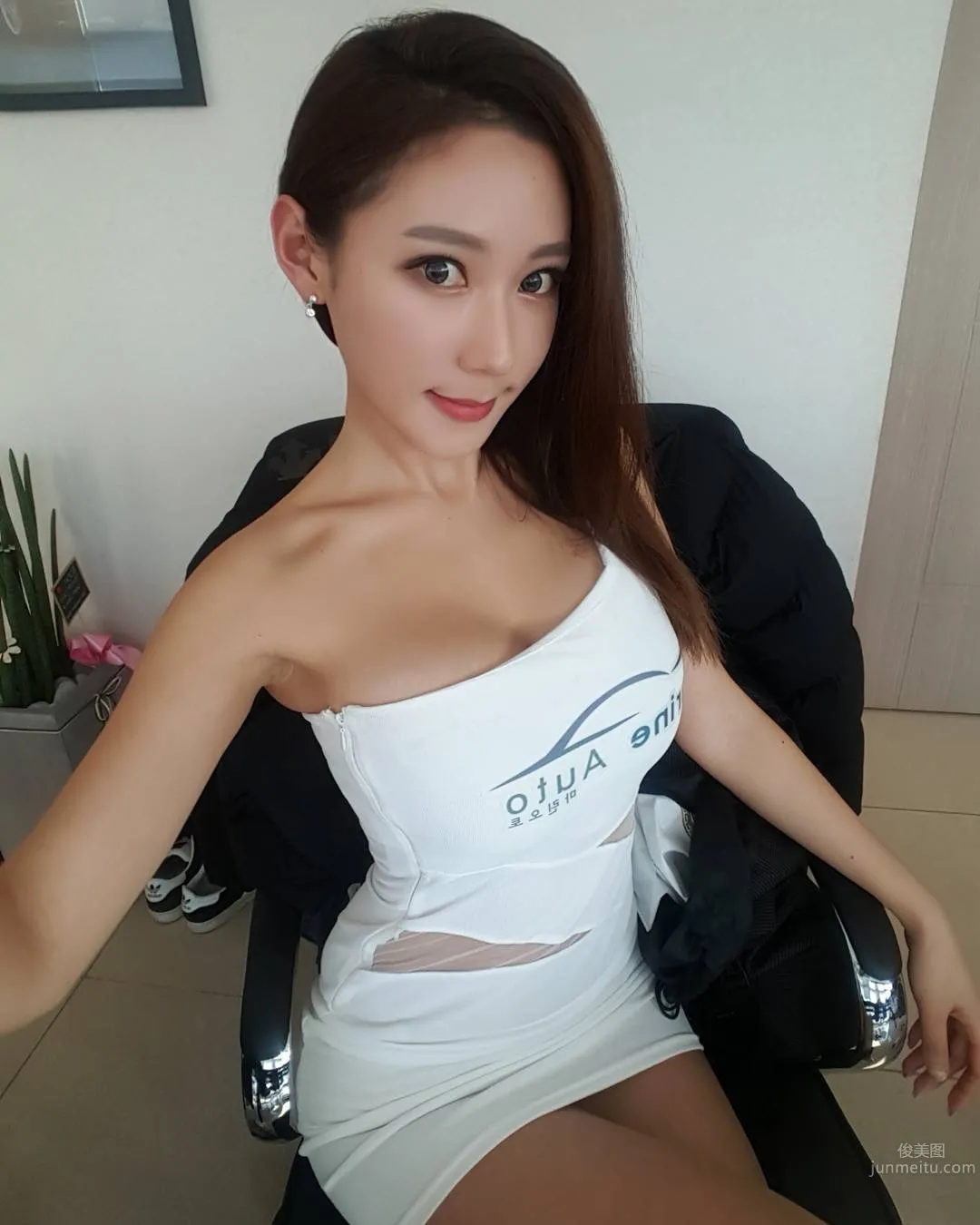 Kim Tae Hee (꽃태희) - South Korean Glamour Car Model with Amazing Figure and Face photo 18
