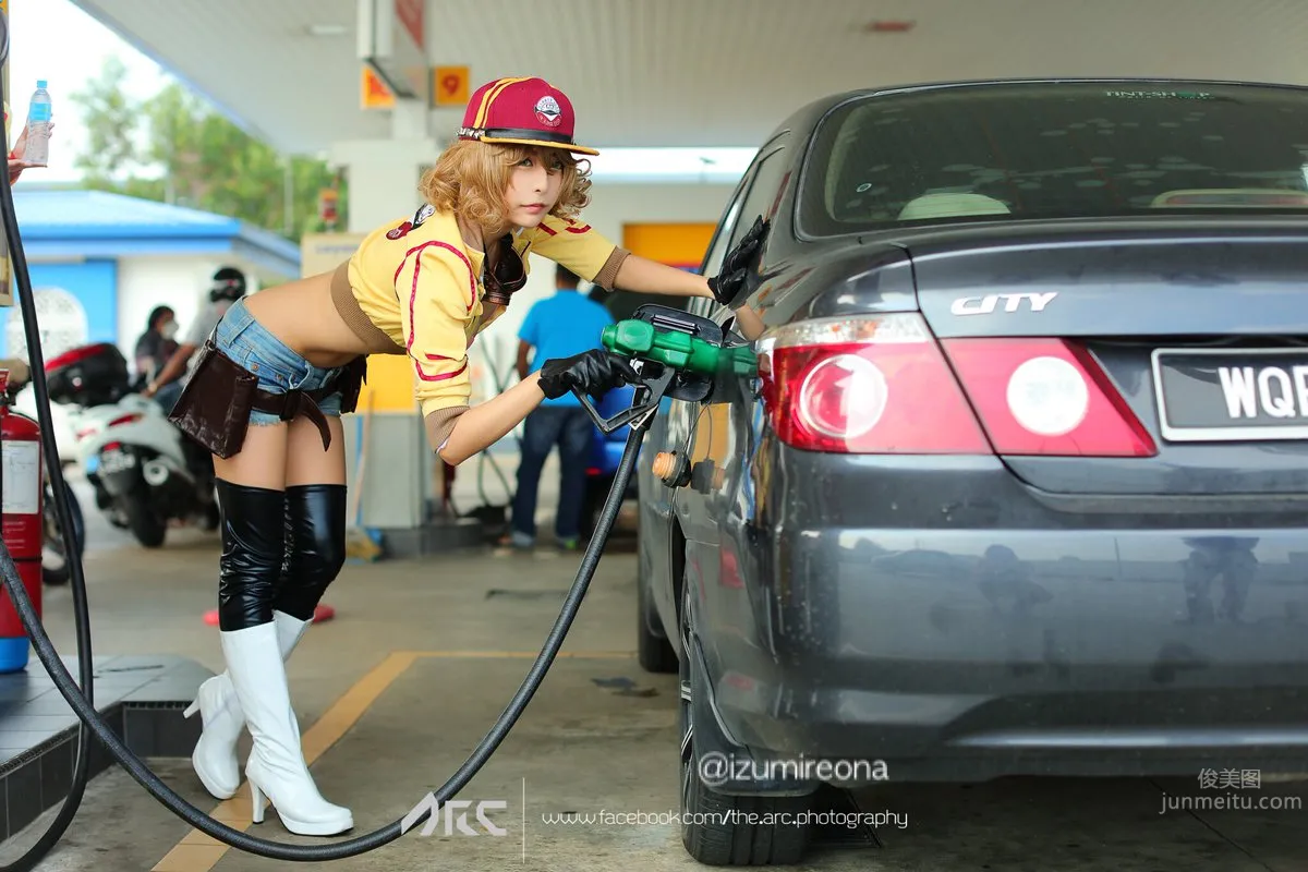 Reona Izumi - Crossdressing Mature Woman Sexy Coser Photo Set photo 26