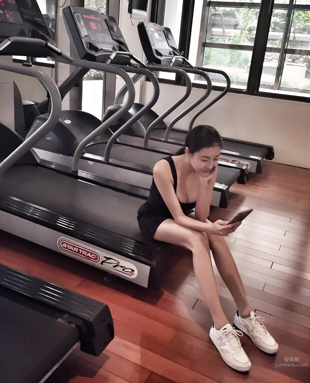 Jessica Hkusau, Elegant Legs Goddess with a Great Figure photo 3