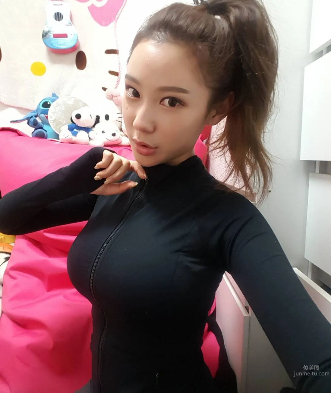 Kim Tae Hee (꽃태희) - South Korean Glamour Car Model with Amazing Figure and Face photo 17