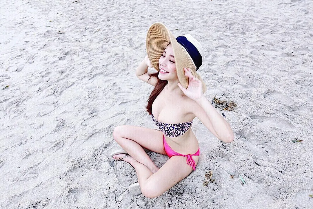 Huang Lin, Electric-Eye Beauty in Bikini Shows Off Her 32D Figure photo 18