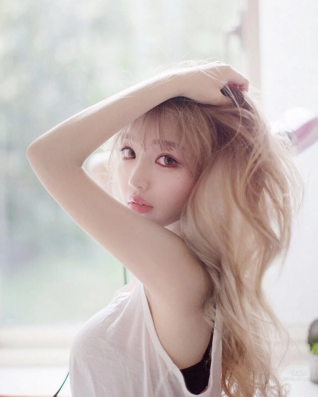 Huang Lin, Electric-Eye Beauty in Bikini Shows Off Her 32D Figure photo 3