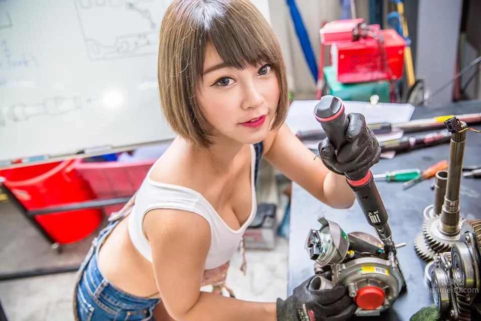 Doreen Iin- 性感汽車修理工寫真 10
