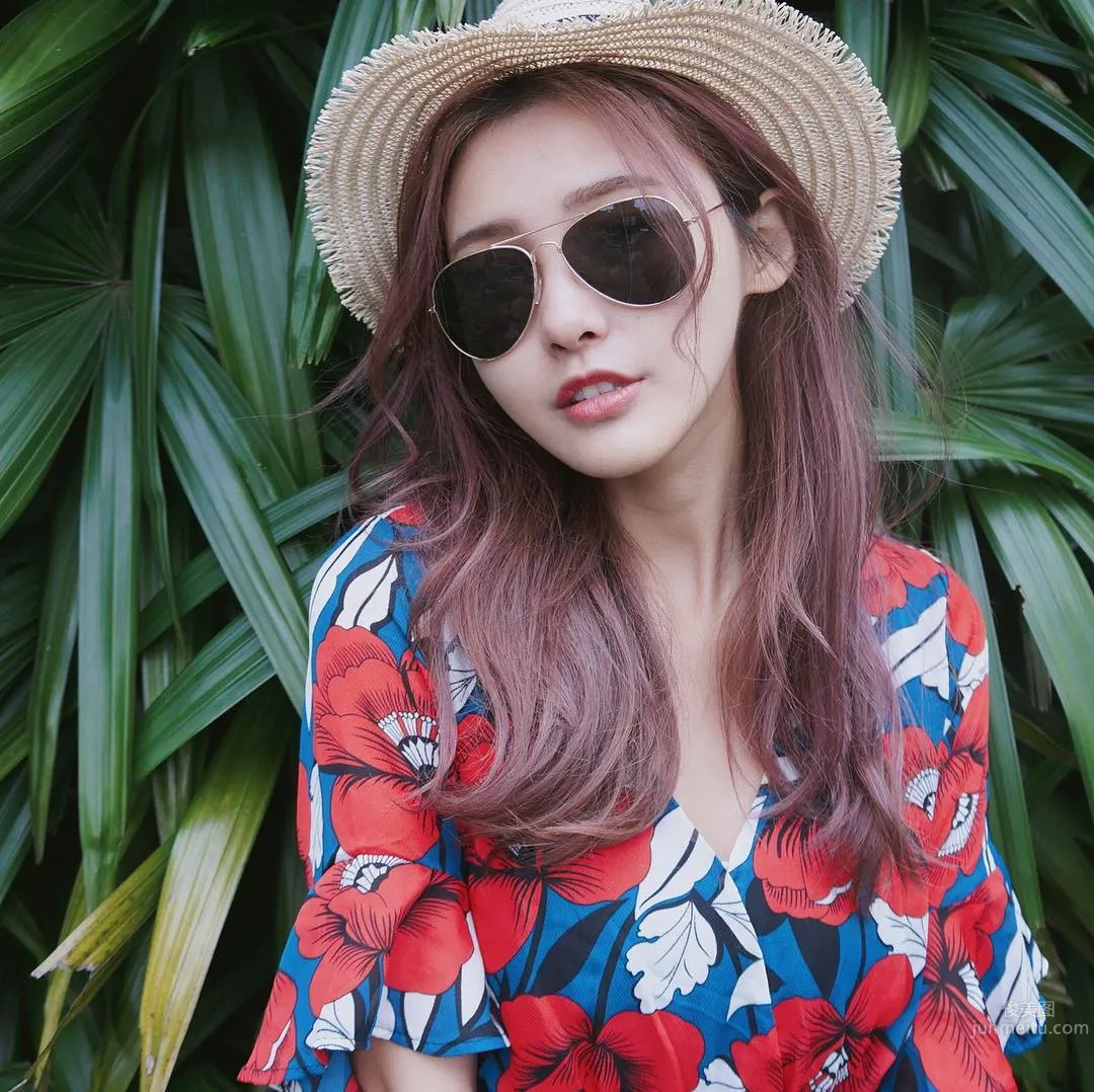 Vika Yu- 穿上超好賣的泳裝秀出不科學蠻腰 19