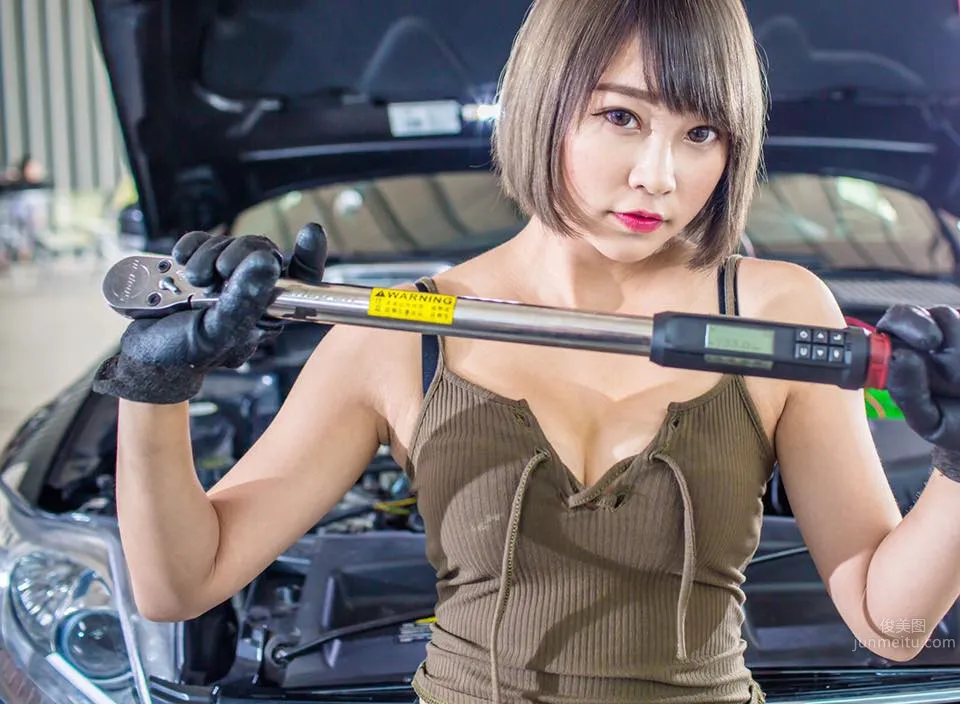 Doreen Iin- 性感汽車修理工寫真 19