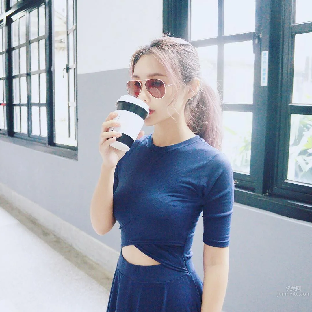 Vika Yu- 穿上超好賣的泳裝秀出不科學蠻腰 16