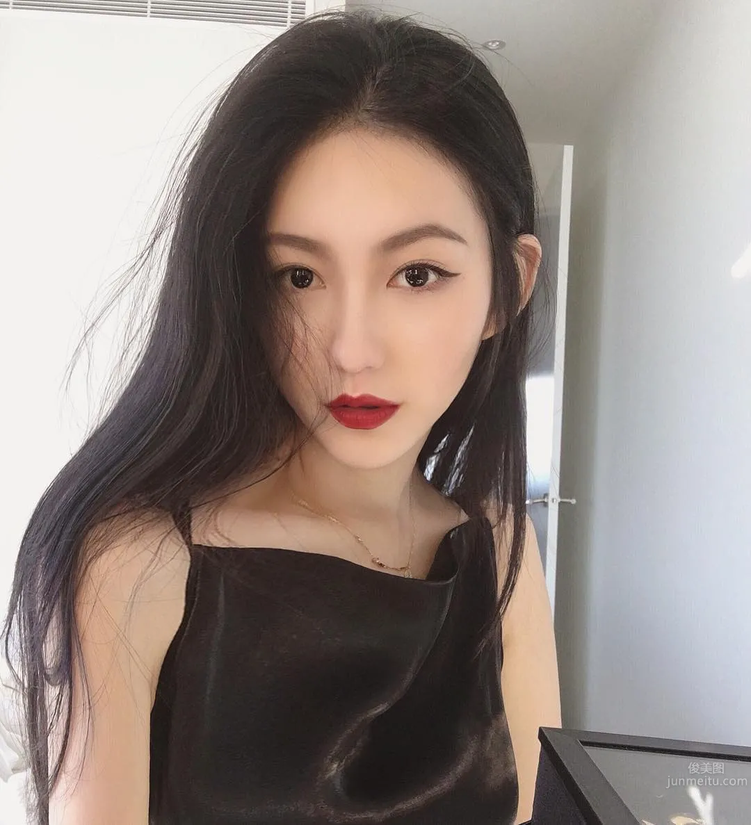 Neeitrighthere- 不靠長輩靠美腿 10萬網友被她電暈 18