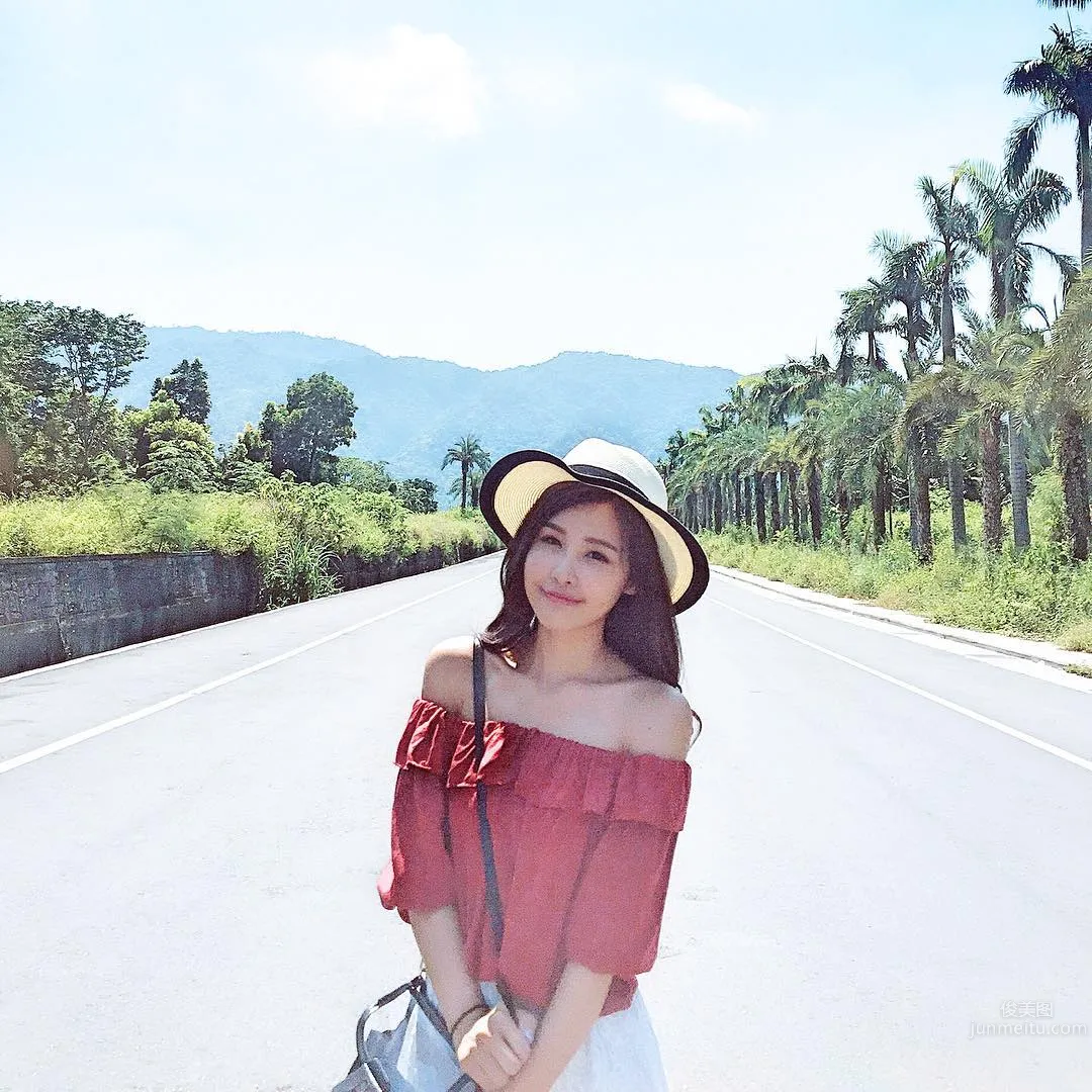 Vika Yu- 穿上超好賣的泳裝秀出不科學蠻腰 1